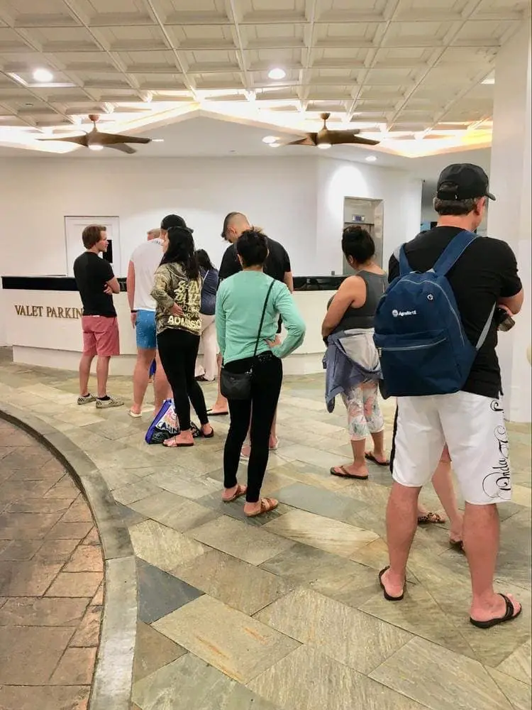queue at renaissance hotel lobby