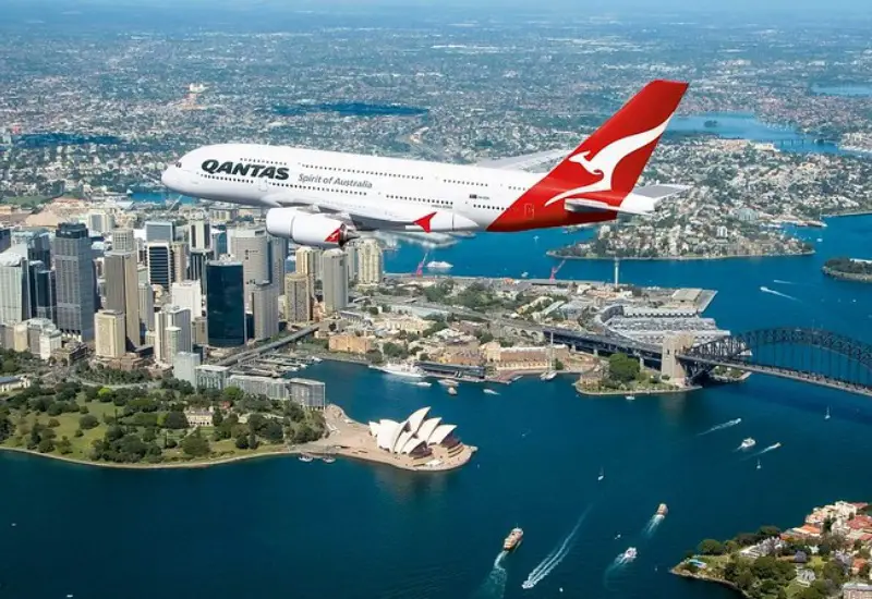 qantas plane over sydney