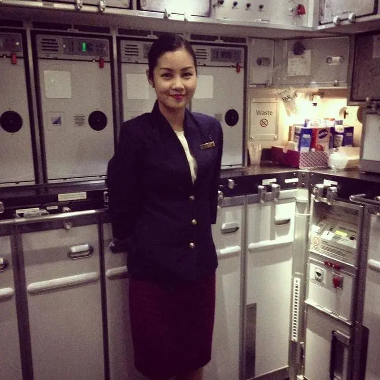 qatar airways service uniform